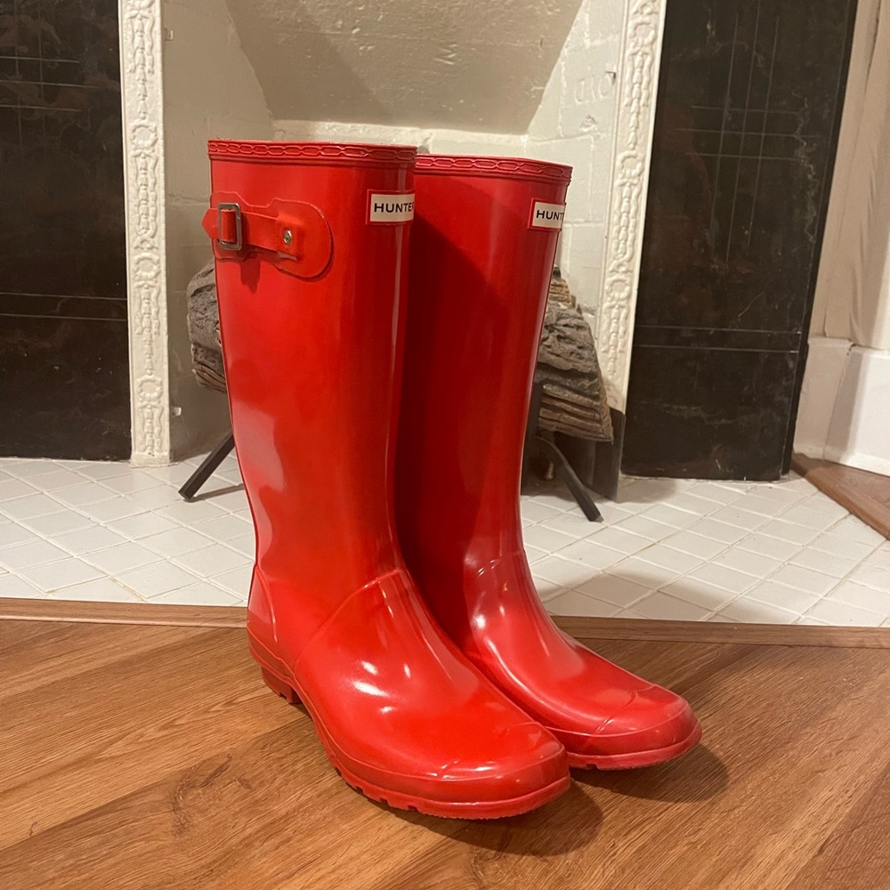 Hunter Women’s original tall glass rain boots- red